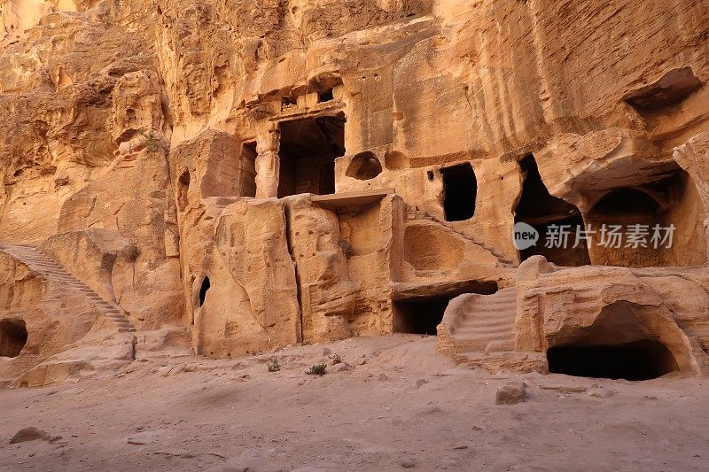 约旦的小佩特拉/Siq al-Barid，两层岩石结构，其中可以发现biclinium和Nabataean壁画